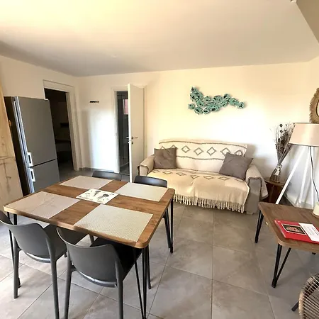 Hoteliere Les Hameaux De Saint Cyprien 2 * 르씨