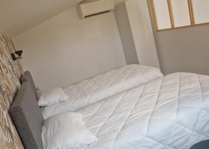 Hoteliere Les Hameaux De Saint Cyprien 2 * Lecci