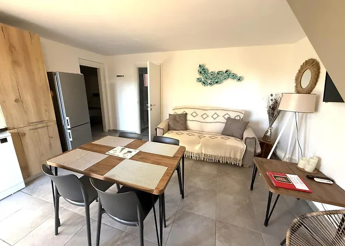 Hoteliere Les Hameaux De Saint Cyprien 2 * Lecci