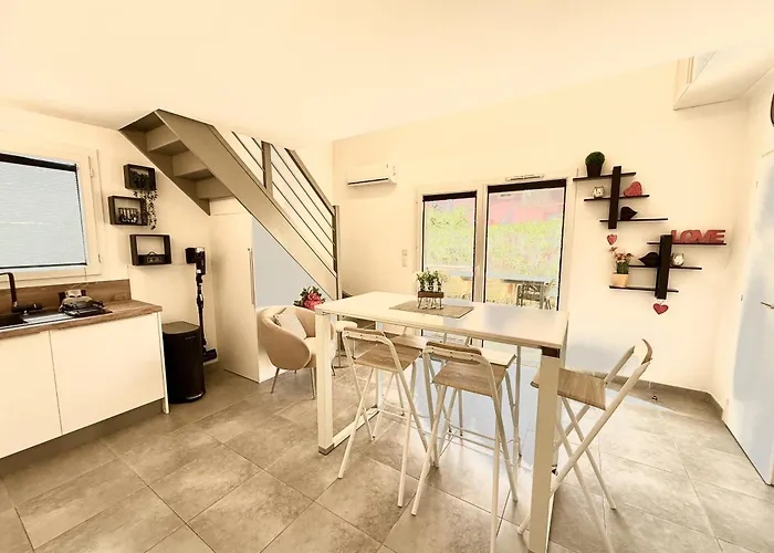 Hoteliere Les Hameaux De Saint Cyprien 2 * Lecci