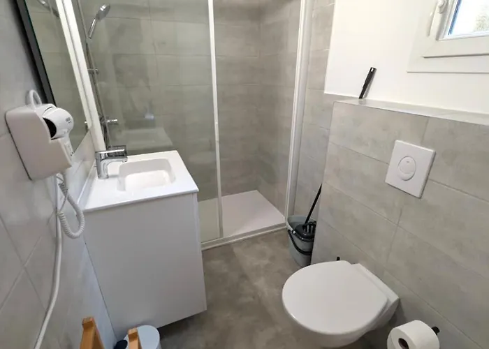 Hoteliere Les Hameaux De Saint Cyprien 2 Lecci